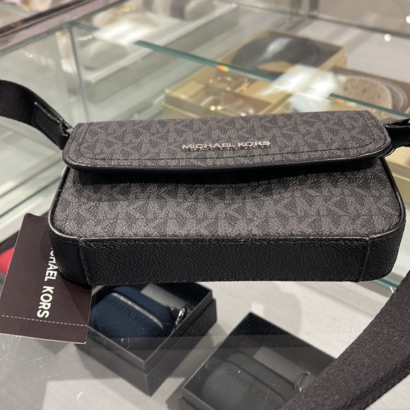 MICHAEL KORS
COOPER EW Phone XBody 
Black 
NWT - Picture 15 of 16